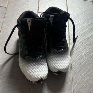 Under Armour Gradient Black and White Athletic Shoes/all sport Cleats